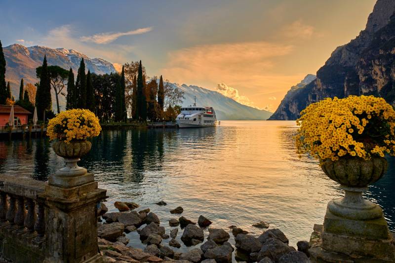 Papermoon Fototapete »ALPENSEE MIT PINIEN UND BERGEN« von Papermoon