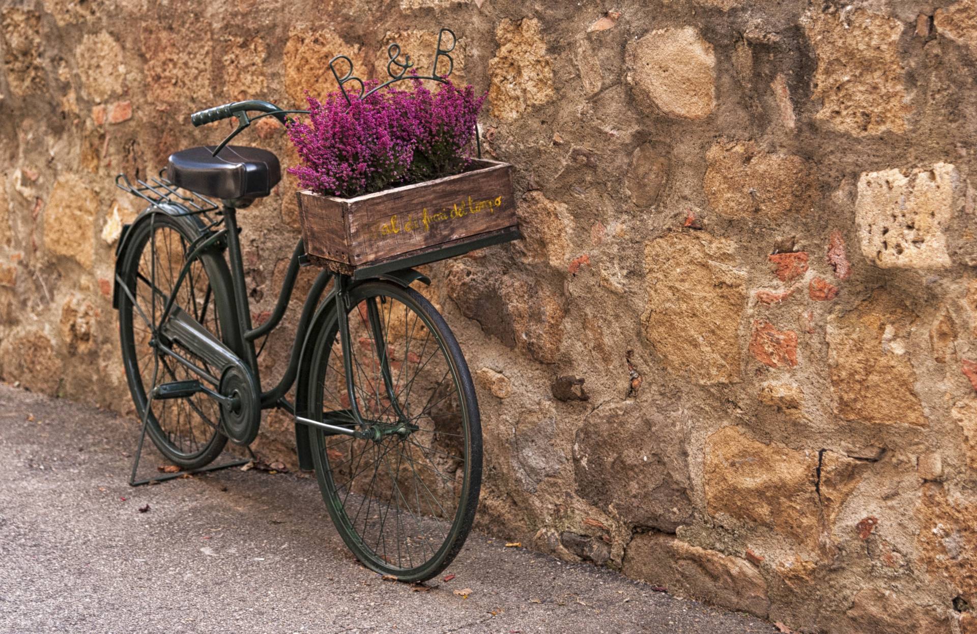 Papermoon Fototapete »ALTSTADT-VINTAGE FAHRRAD XXL« von Papermoon