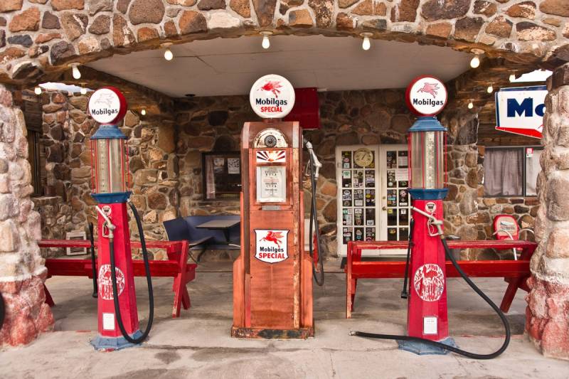 Papermoon Fototapete »Alte Tankstelle« von Papermoon