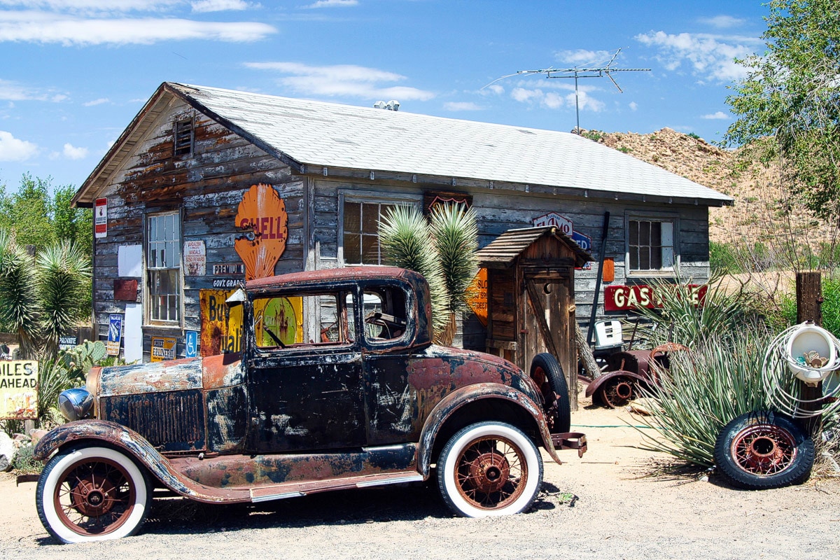 Papermoon Fototapete »Altes Auto an Hütte« Papermoon Fototapete »Altes Auto an Hütte« von Papermoon