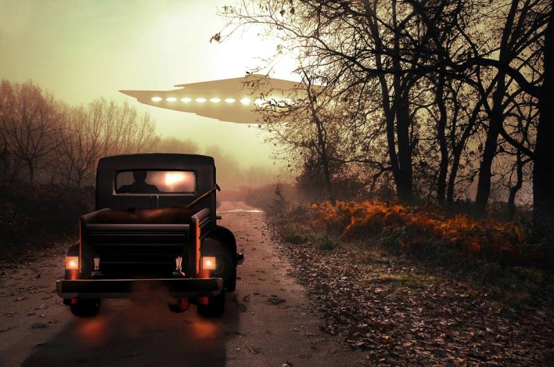 Papermoon Fototapete »Auto mit Raumschiff« von Papermoon