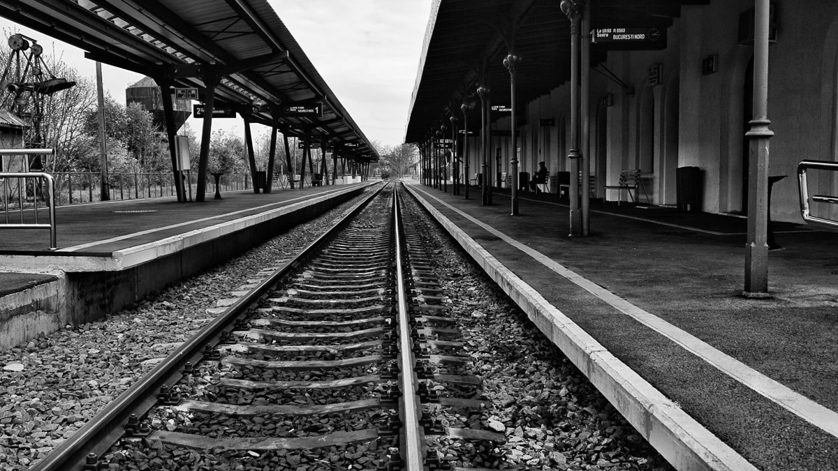 Papermoon Fototapete »Bahnsteig Schwarz & Weiss« Papermoon Fototapete »Bahnsteig Schwarz & Weiss« von Papermoon