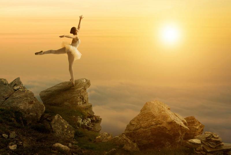 Papermoon Fototapete »Ballett Tänzerin auf Berg« von Papermoon