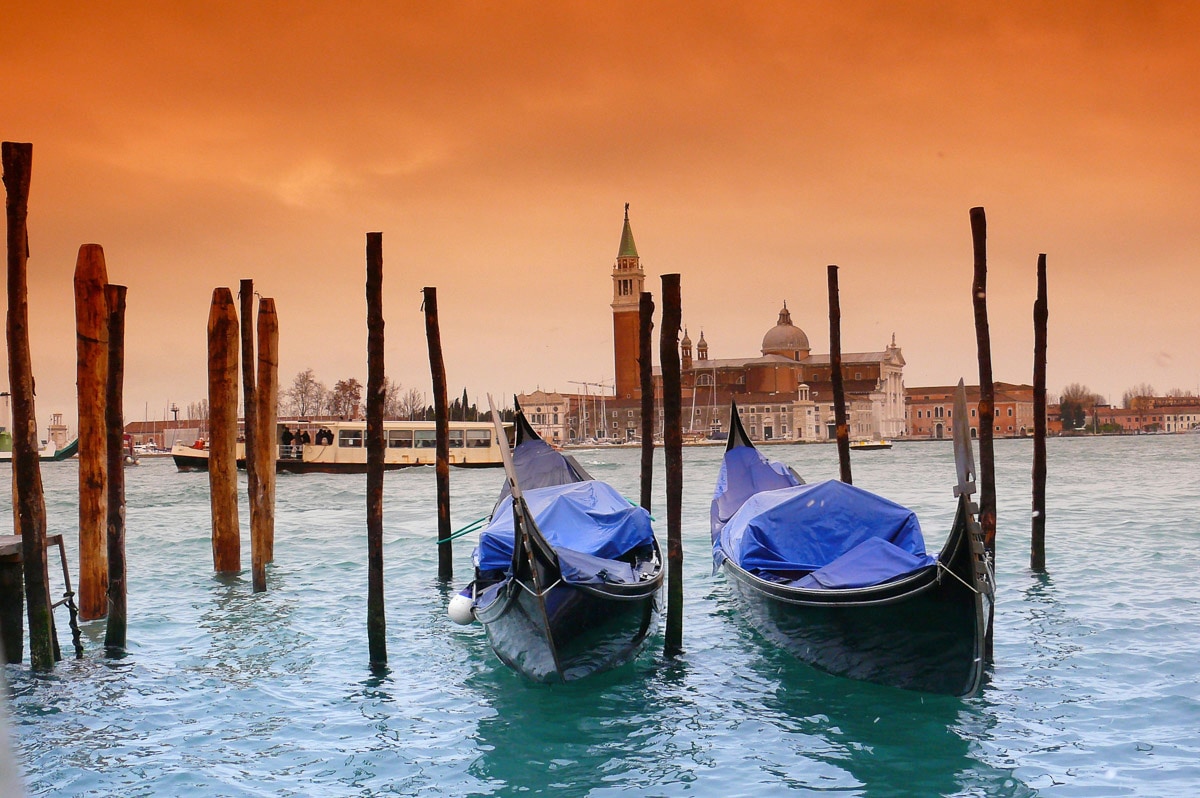 Papermoon Fototapete »Boote in Venedig« von Papermoon
