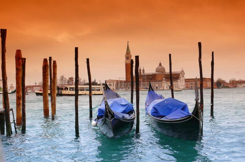 Papermoon Fototapete »Boote in Venedig« von Papermoon