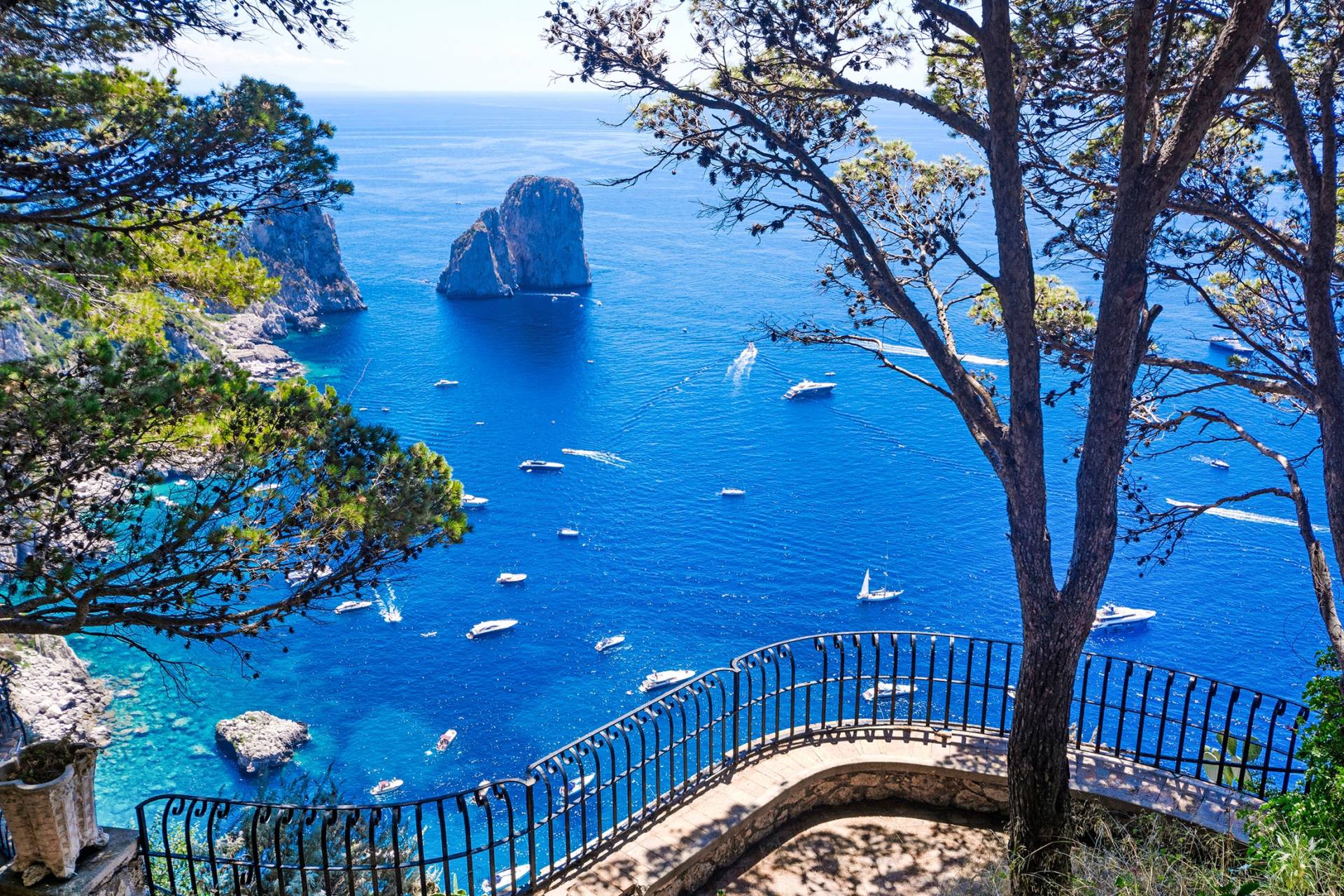 Papermoon Fototapete »CAPRI-INSEL STRAND KLIPPEN KÜSTE BLUME GEBIRGE TERRASSE« von Papermoon
