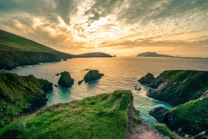 Papermoon Fototapete »DINGLE HALB-INSEL-IRLAND STRAND KLIPPEN KÜSTE GEBIRGE« von Papermoon