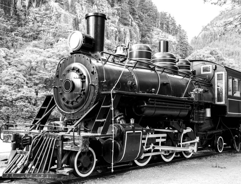 Papermoon Fototapete »Dampflokomotive Schwarz & Weiss« von Papermoon