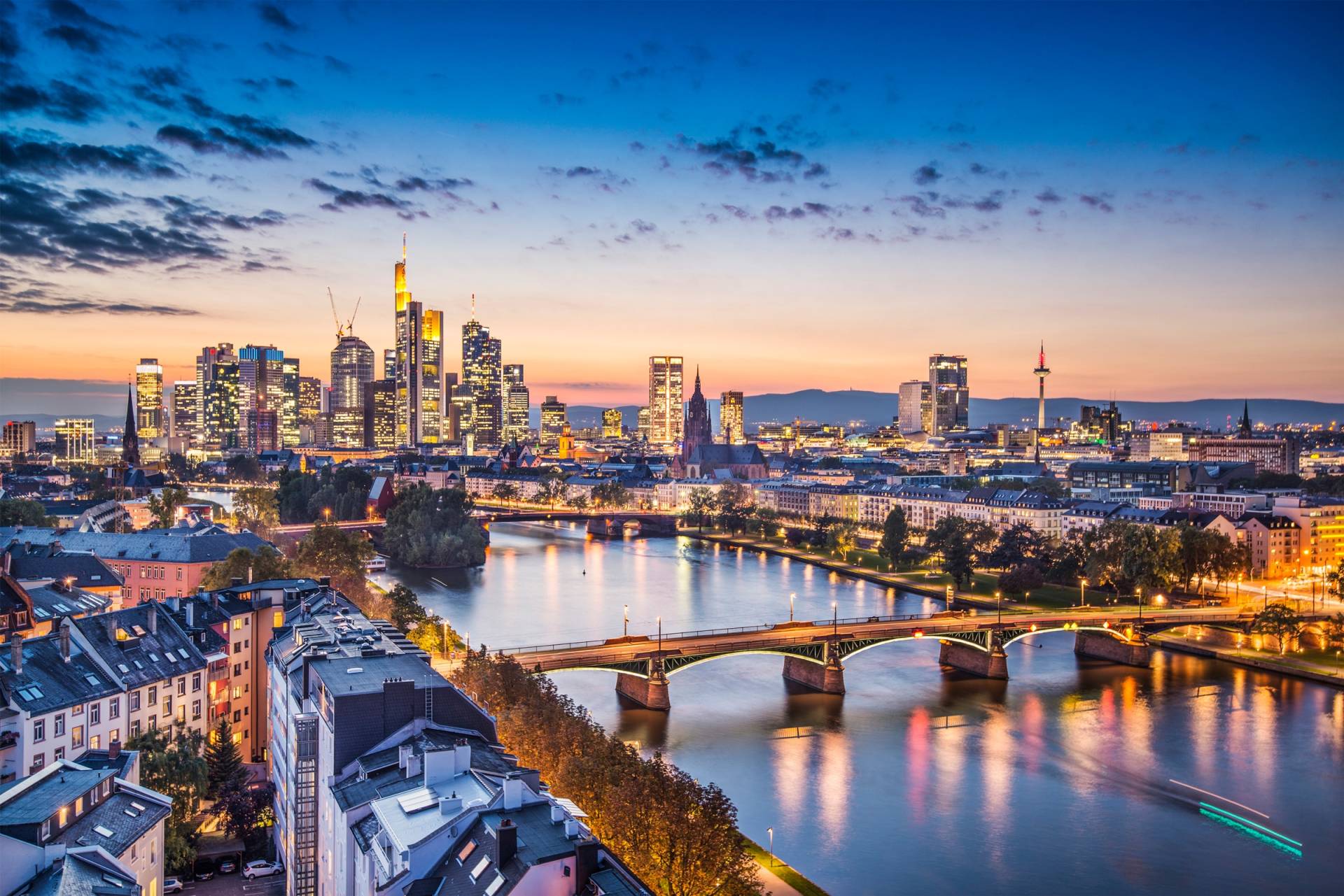 Papermoon Fototapete »FRANKFURT-STADT FLUSS MAIN SKYLINE BRÜCKEN GEBIRGE« von Papermoon