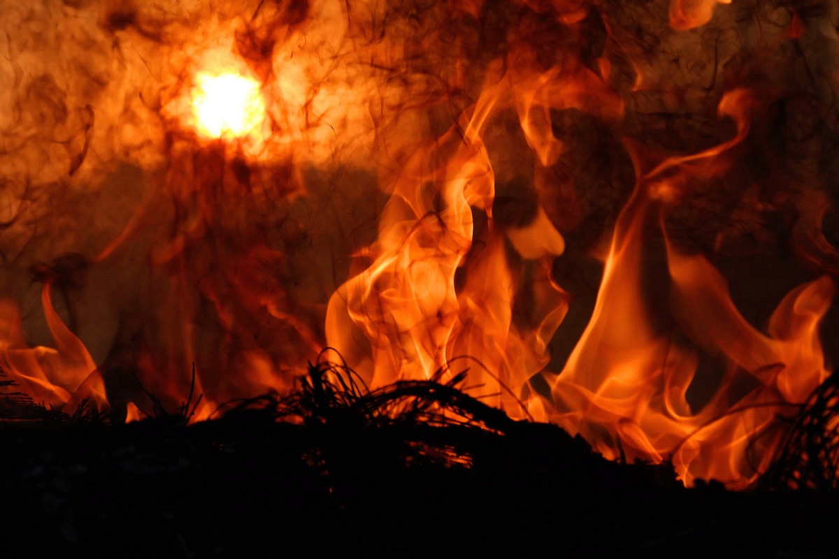 Papermoon Fototapete »Flammen« von Papermoon