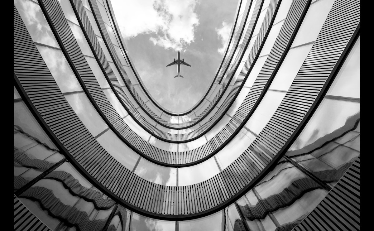 Papermoon Fototapete »Flugzeug über Gebäude« von Papermoon