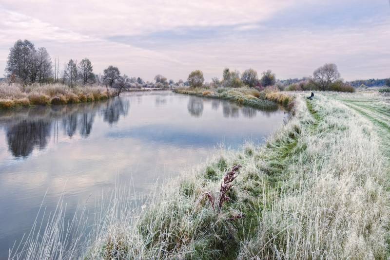 Papermoon Fototapete »Fluss durch Schneelandschaft« von Papermoon