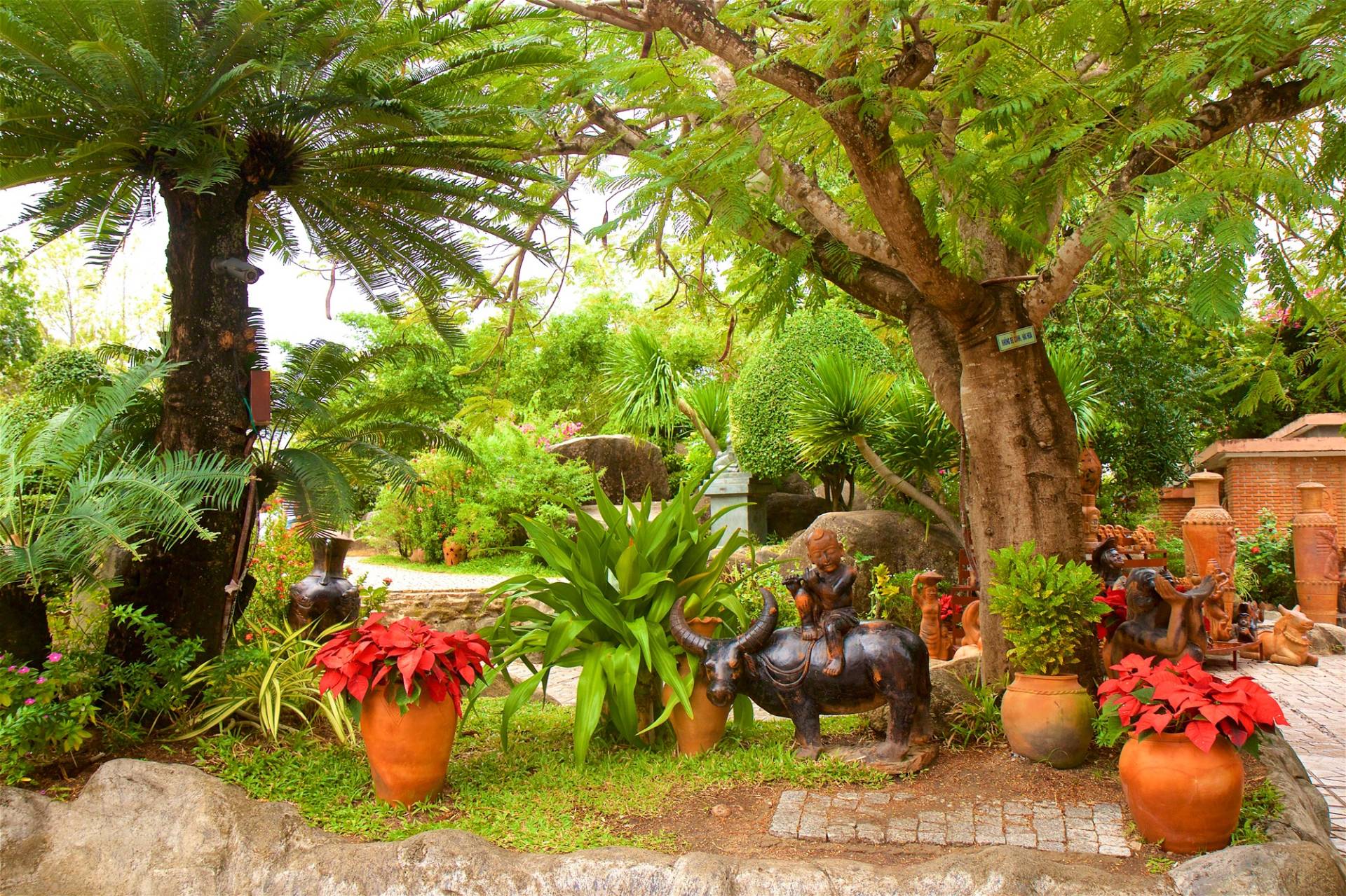 Papermoon Fototapete »GARTEN-KERAMIK STATUEN VIETNAM PARK CHAMTÜRME BLUMEN« Papermoon Fototapete »GARTEN-KERAMIK STATUEN VIETNAM PARK CHAMTÜRME BLUMEN« von Papermoon