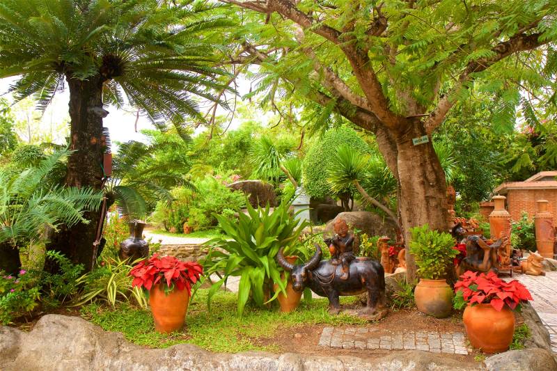 Papermoon Fototapete »GARTEN-KERAMIK STATUEN VIETNAM PARK CHAMTÜRME BLUMEN« von Papermoon