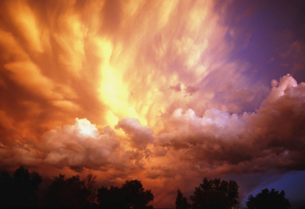 Papermoon Fototapete »Gewitterwolken bei Sonnenuntergang« von Papermoon