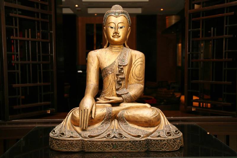 Papermoon Fototapete »Goldfarbenener Buddha« von Papermoon