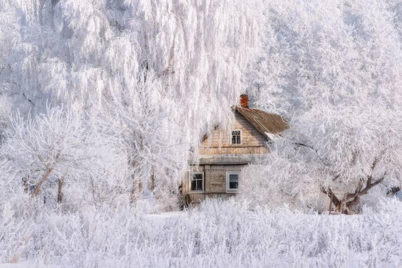 Papermoon Fototapete »Haus in Schneelandschaft« von Papermoon