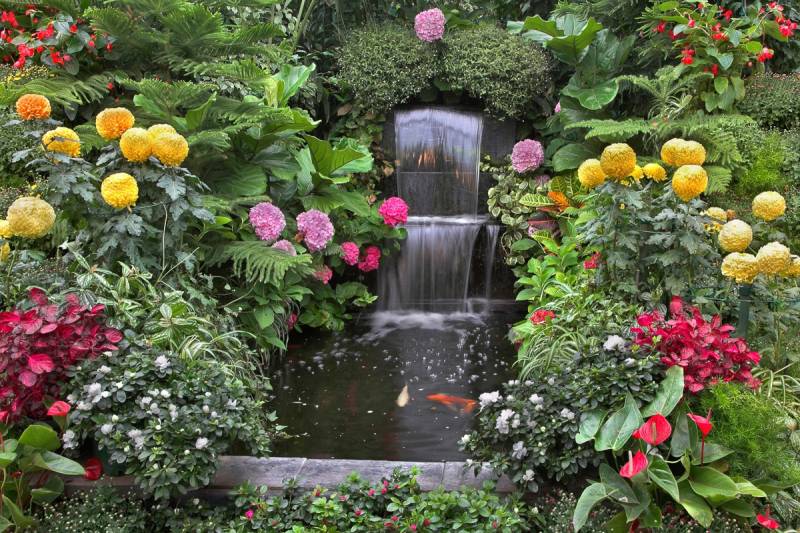 Papermoon Fototapete »Kleiner Wasserfall in Garten« von Papermoon