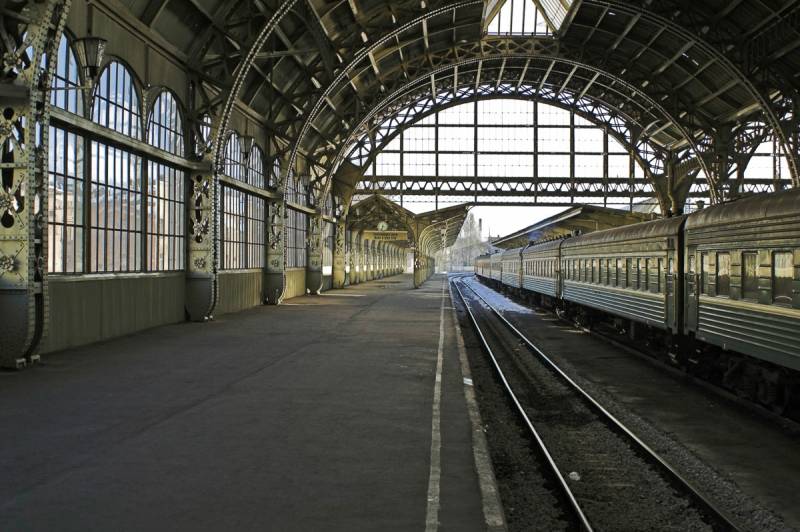 Papermoon Fototapete »Leerer Bahnhof« von Papermoon