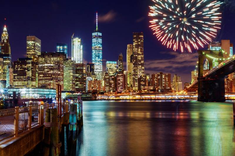 Papermoon Fototapete »MANHATTAN-NEW YORK BROOKLYN BRIDGE FEUERWERK SKYLINE« von Papermoon