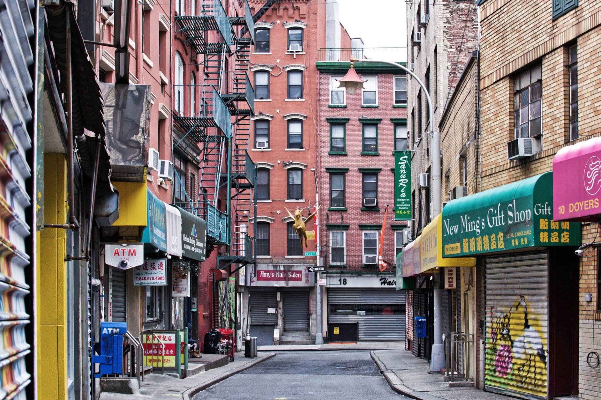 Papermoon Fototapete »MANHATTAN-NEW YORK CHINATOWN GASSE ALT STADT ZIEGEL XXL« von Papermoon