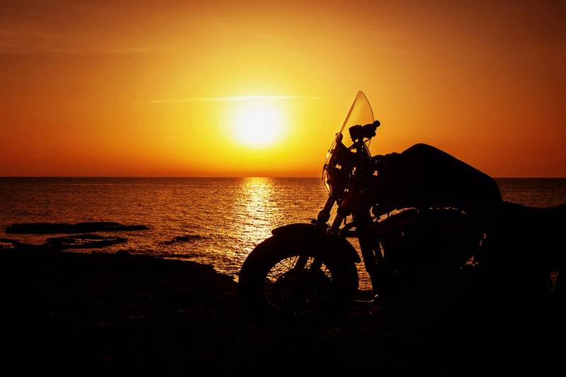 Papermoon Fototapete »Motorrad am Strand« von Papermoon