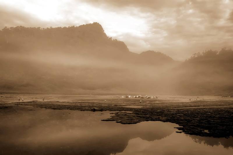 Papermoon Fototapete »Neblige Landschaft« von Papermoon