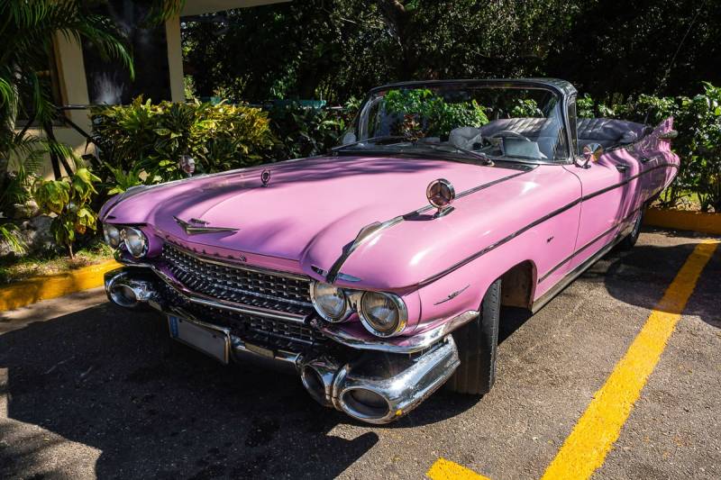 Papermoon Fototapete »Oldtimer pink« von Papermoon