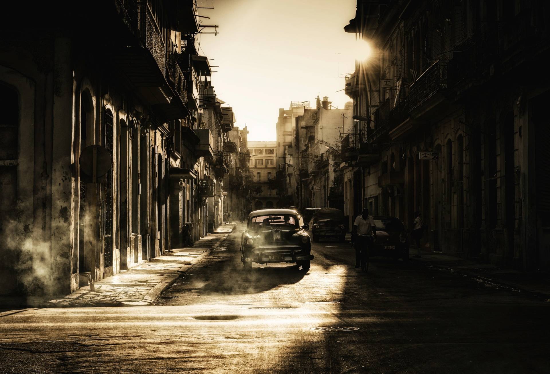 Papermoon Fototapete »Photo-Art BARIS AKPINAR, MYSTISCHER MORGEN IN HAVANNA« von Papermoon