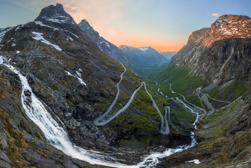 Papermoon Fototapete »Photo-Art CHRISTER OLSEN, TROLLSTIGEN« von Papermoon