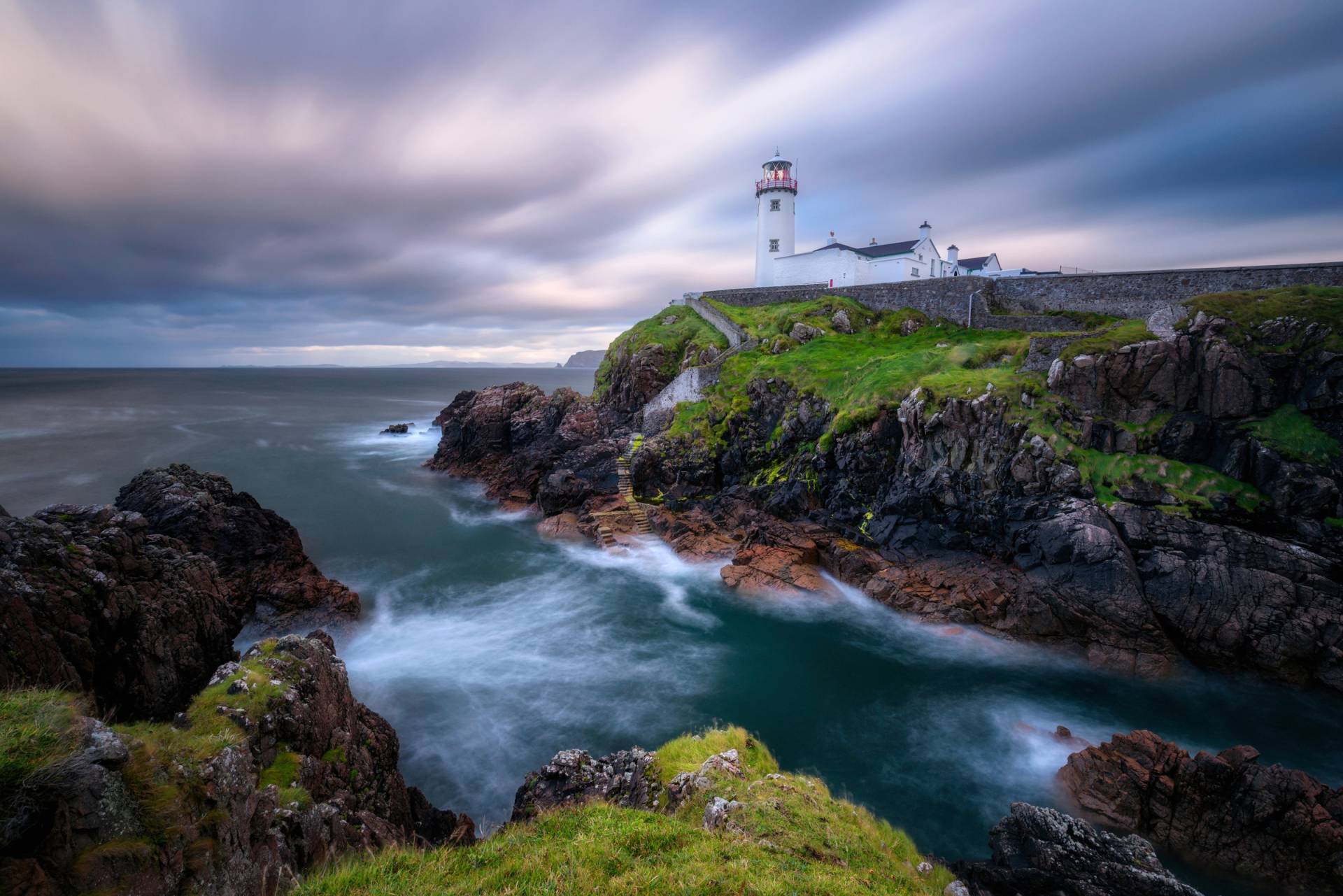 Papermoon Fototapete »Photo-Art DANIEL GASTAGER, FANAD HEAD LEUCHTTURM« von Papermoon