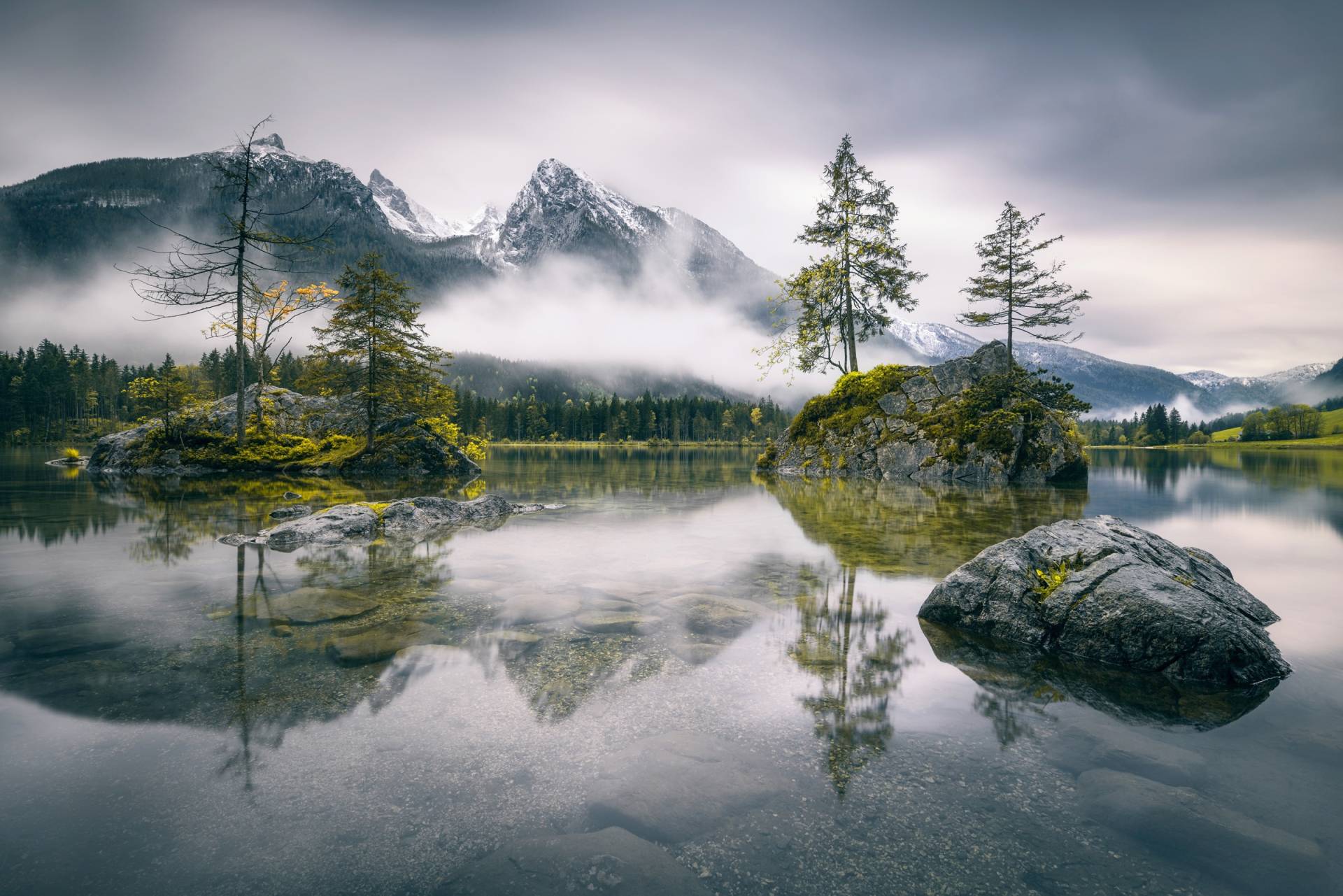 Papermoon Fototapete »Photo-Art DIRK WIEMER, REGNERISCHER MORGEN IN HINTERSEE (BAYERN)« von Papermoon
