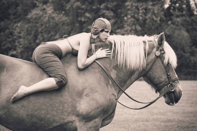 Papermoon Fototapete »Photo-Art JAE, ZU DEN RENNEN« von Papermoon