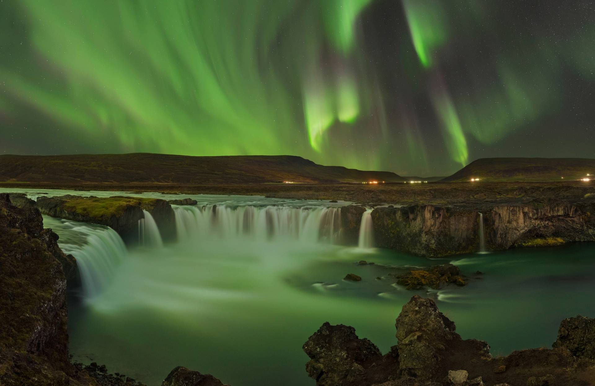 Papermoon Fototapete »Photo-Art JAN SMID MASTER, WASSERFALL DER GÖTTER NORDLICHT« Papermoon Fototapete »Photo-Art JAN SMID MASTER, WASSERFALL DER GÖTTER NORDLICHT« von Papermoon