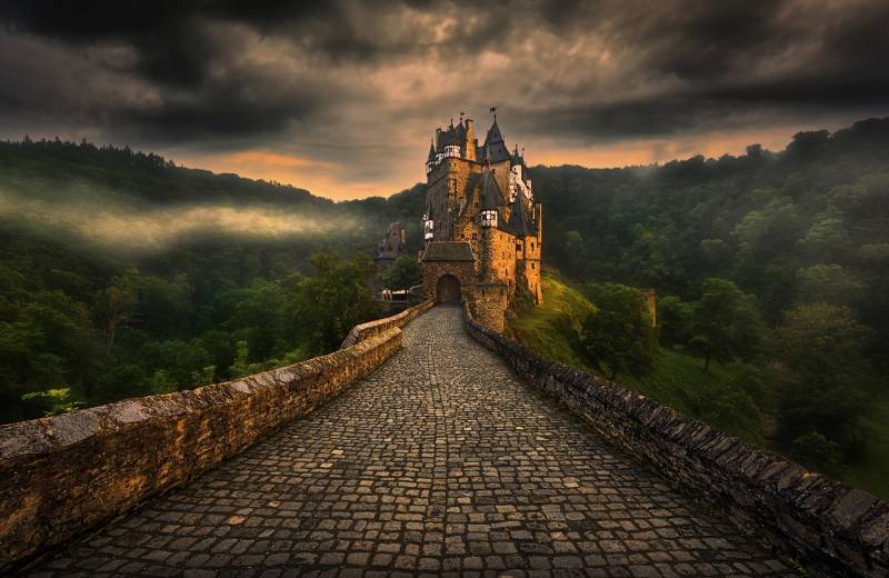 Papermoon Fototapete »Photo-Art KRZYSZTOF BROWKO, ELTZ« von Papermoon