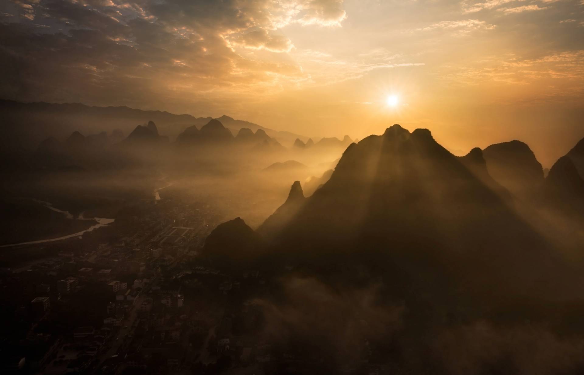 Papermoon Fototapete »Photo-Art NADAV JONAS, NEBLIGER SONNENAUFGANG« von Papermoon