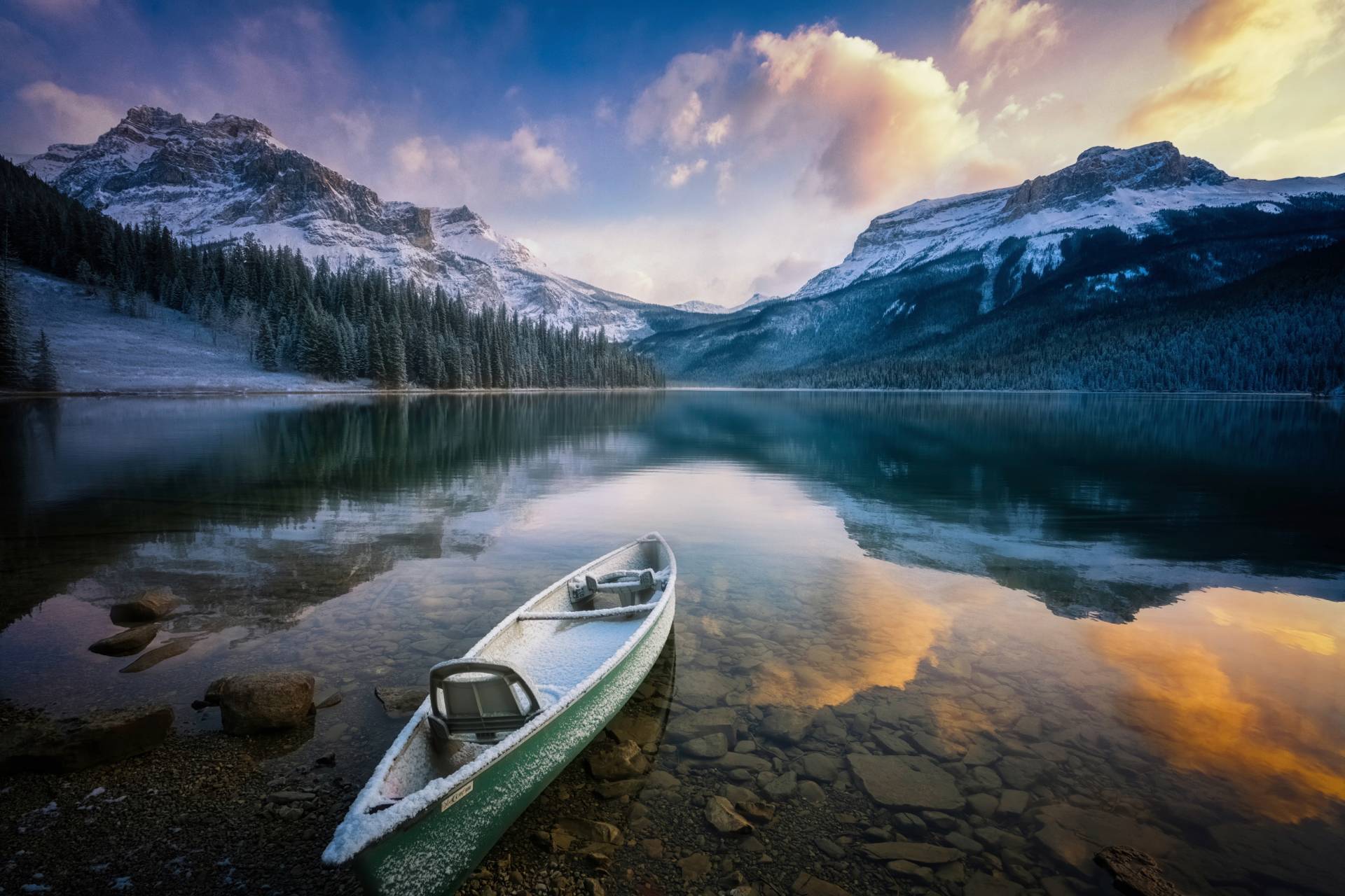Papermoon Fototapete »Photo-Art YONGNAN LI, ERSTER SCHNEE-SMARAGD-SEE« von Papermoon
