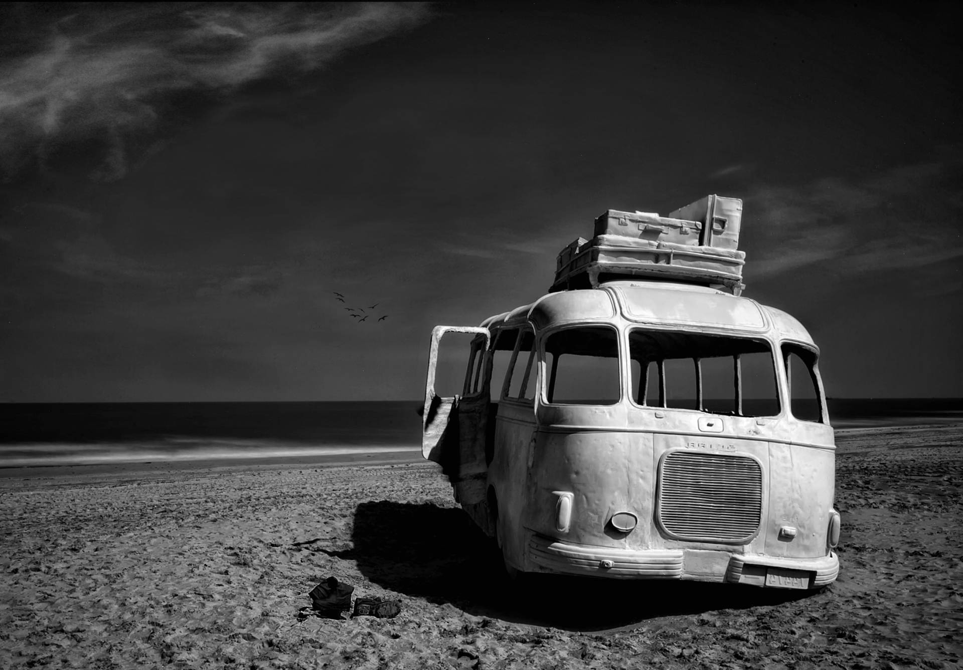 Papermoon Fototapete »Photo-Art YVETTE DEPAEPE, STRANDBUS« von Papermoon