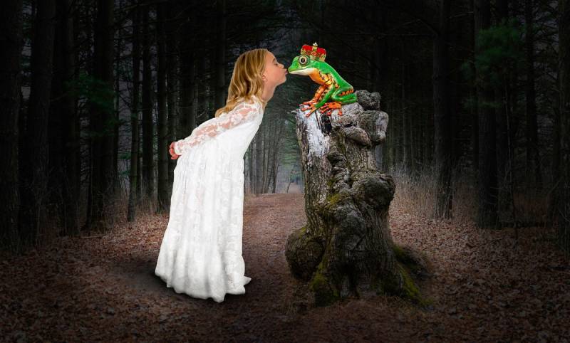 Papermoon Fototapete »Prinzessin küsst den Frosch« von Papermoon
