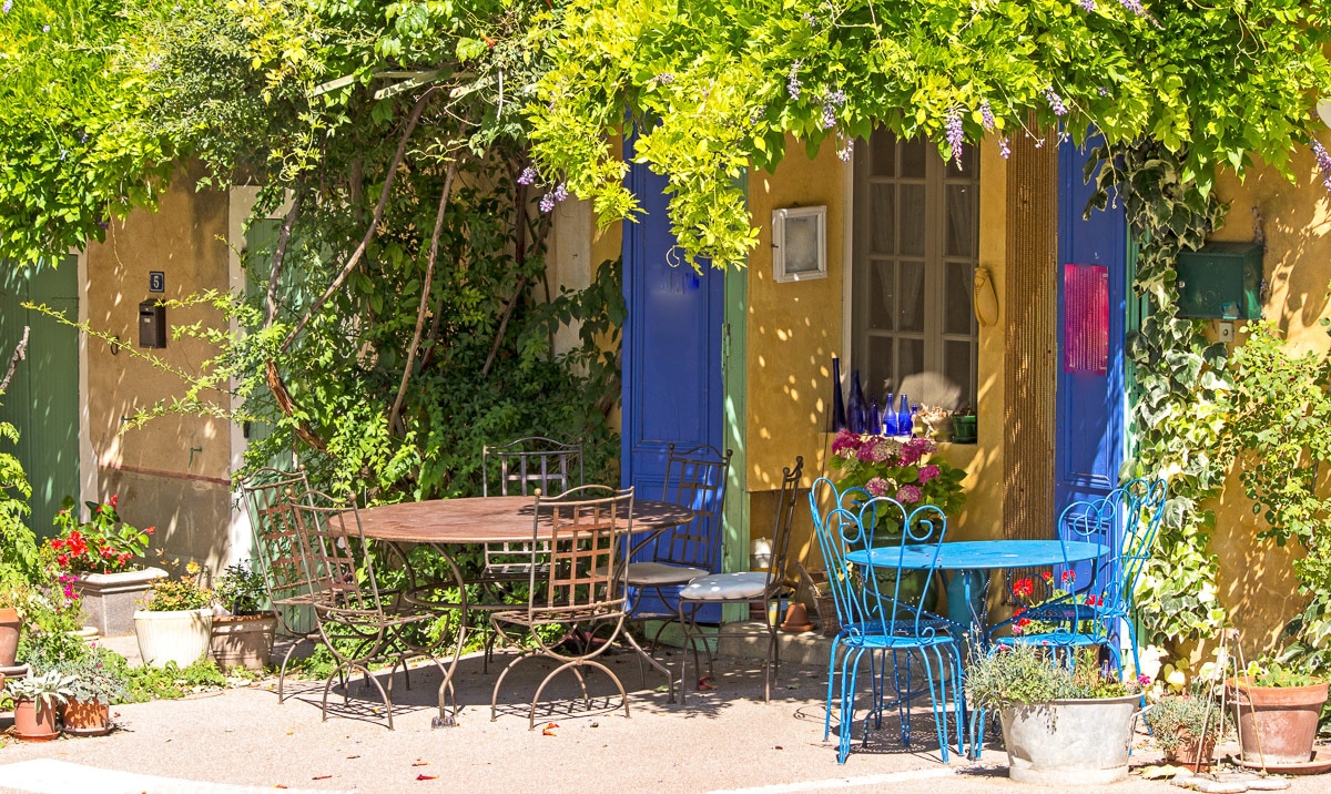 Papermoon Fototapete »Provence Cafe Shop« von Papermoon