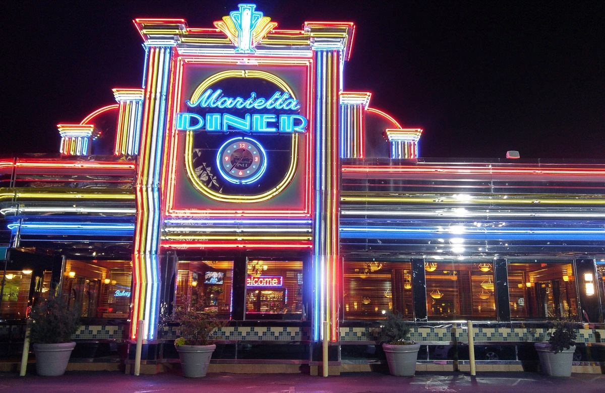 Papermoon Fototapete »RETRO DINER-NEON CADILLAC ELVIS ROUTE 66 VINTAGE ROSA« von Papermoon