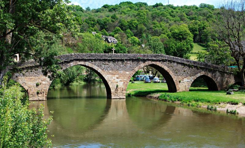 Papermoon Fototapete »STEIN-BRÜCKE-FLUSS DORF WALD BÄUME GEBIRGE STRAND ANTIK« von Papermoon