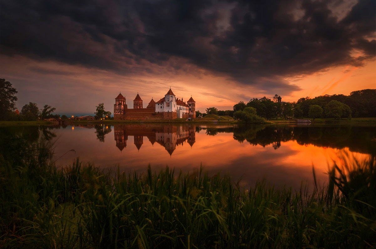 Papermoon Fototapete »Schloss an See« von Papermoon