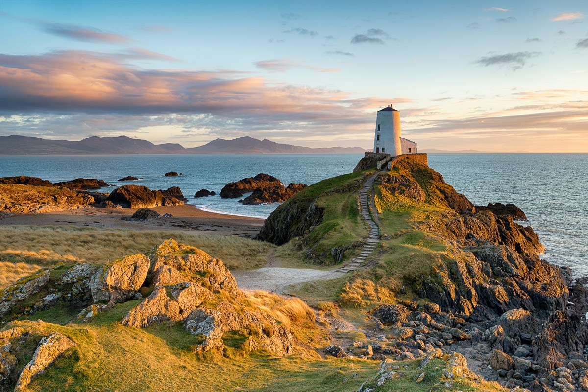 Papermoon Fototapete »Sonnenuntergang bei Ynys Llanddwyn« von Papermoon