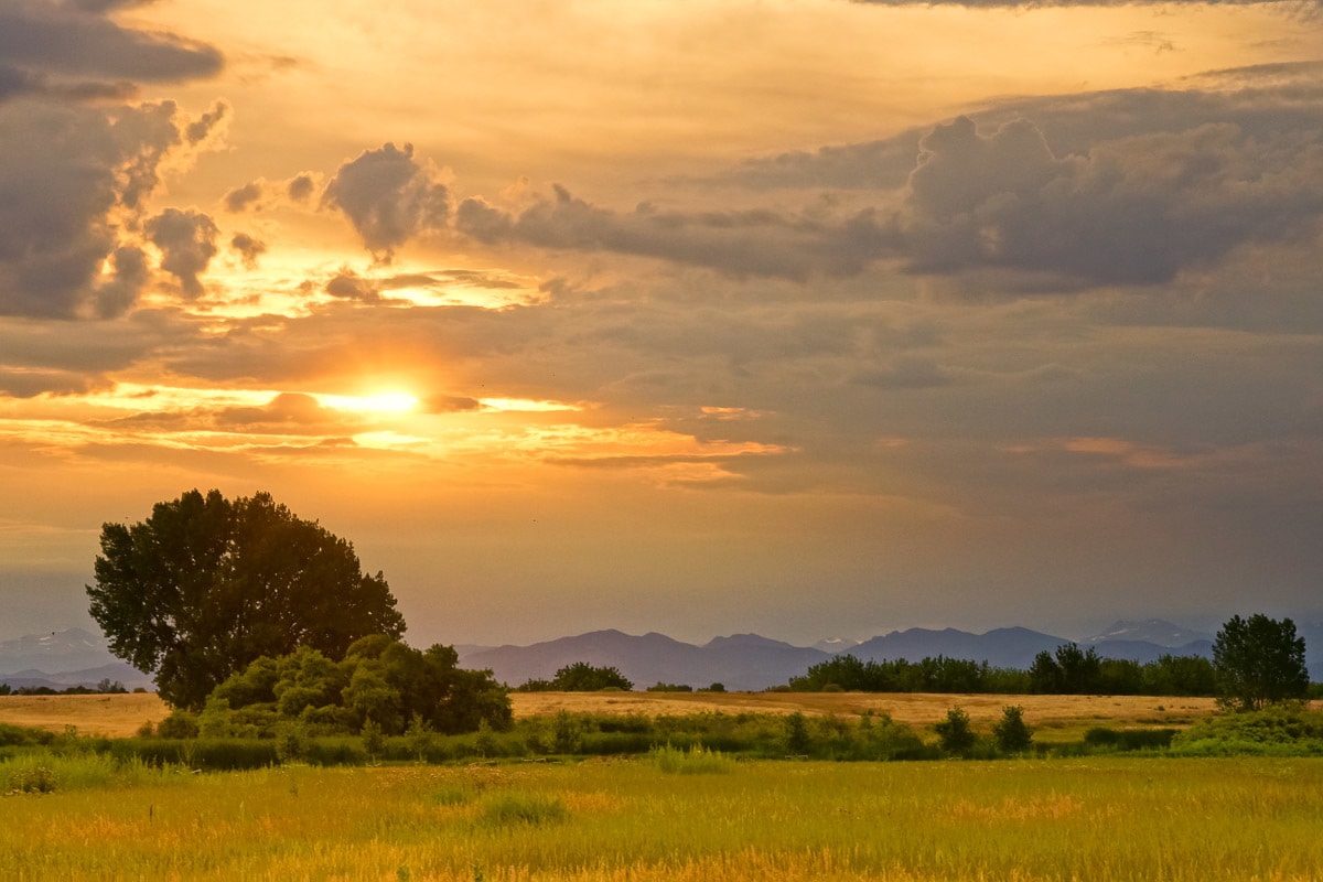 Papermoon Fototapete »Sonnenuntergangslandschaft« von Papermoon