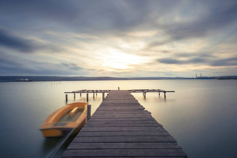 Papermoon Fototapete »Steg im Wasser« von Papermoon