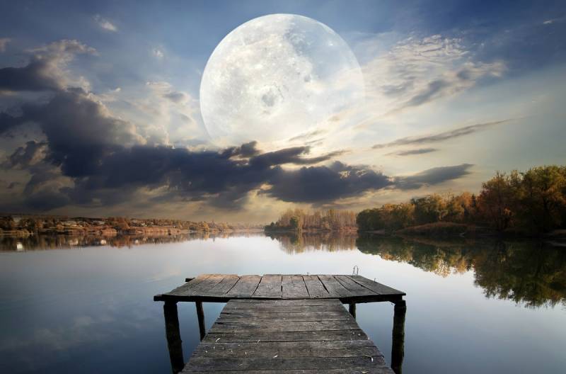 Papermoon Fototapete »Steg im Wasser mit Mond« von Papermoon