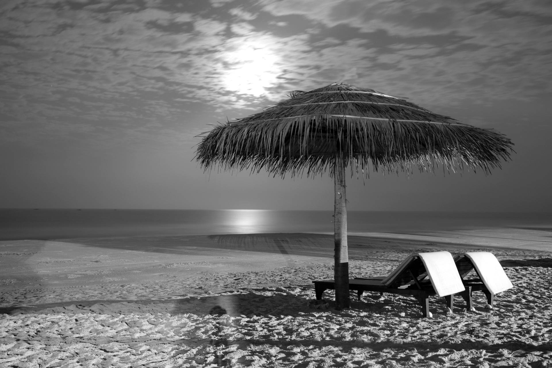 Papermoon Fototapete »Strand Schwarz & Weiss« von Papermoon