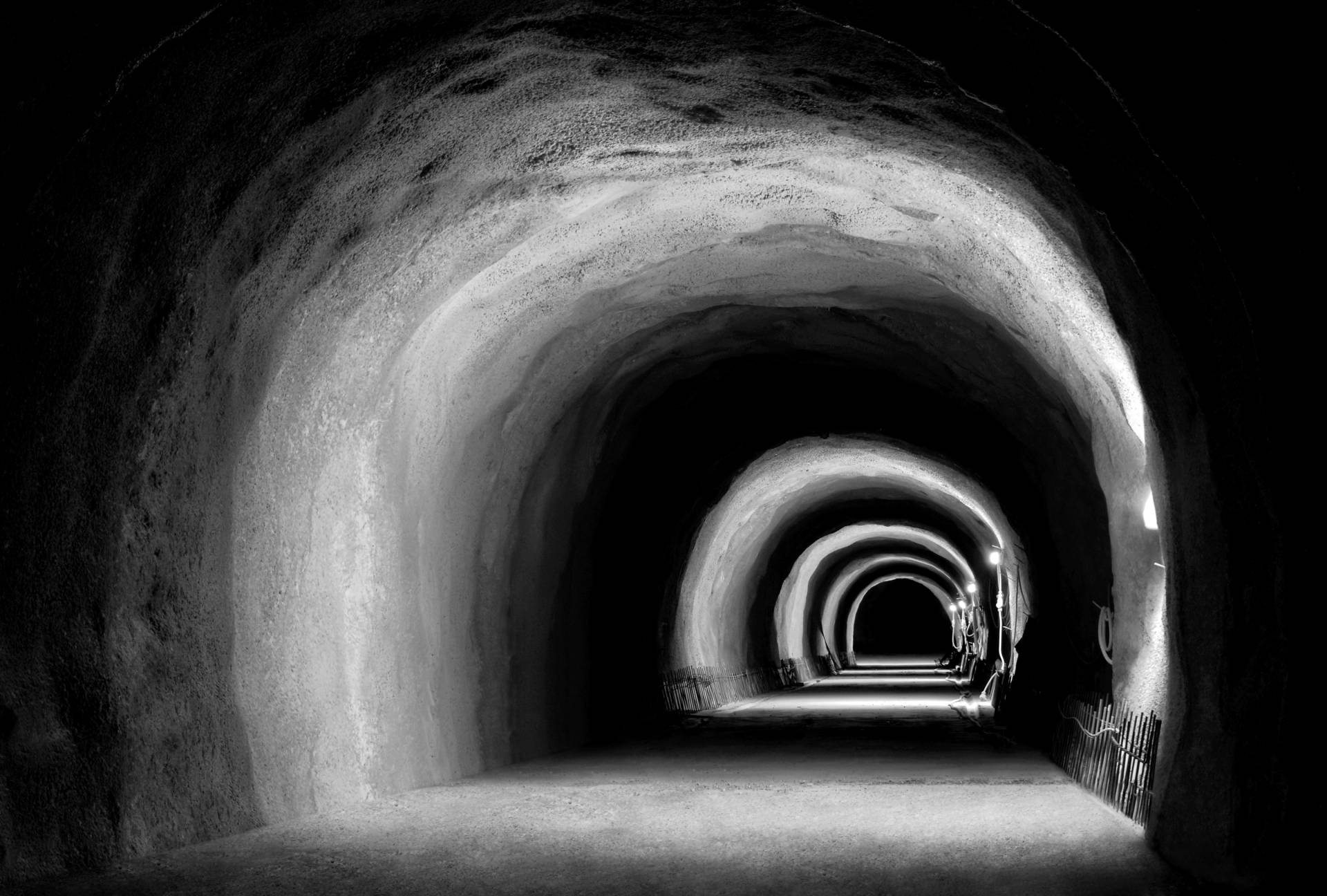 Papermoon Fototapete »Tunnel Schwarz & Weiss« von Papermoon