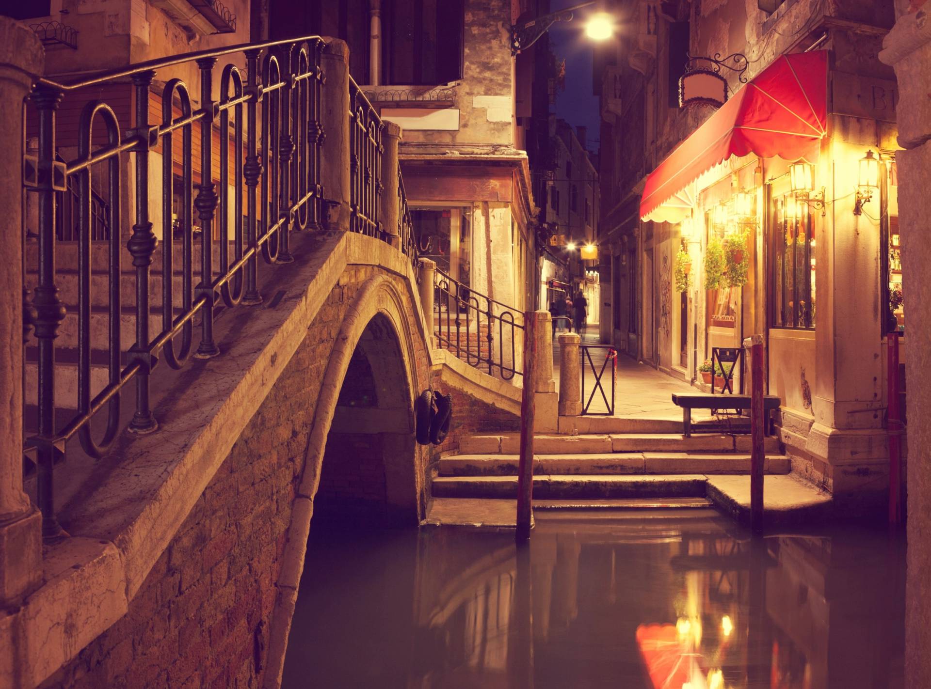 Papermoon Fototapete »VENEDIG-CANAL GASSE ALTSTADT RETRO GASSE BLUMEN MAUER«, Motiv Papermoon Fototapete »VENEDIG-CANAL GASSE ALTSTADT RETRO GASSE BLUMEN MAUER«, Motiv von Papermoon